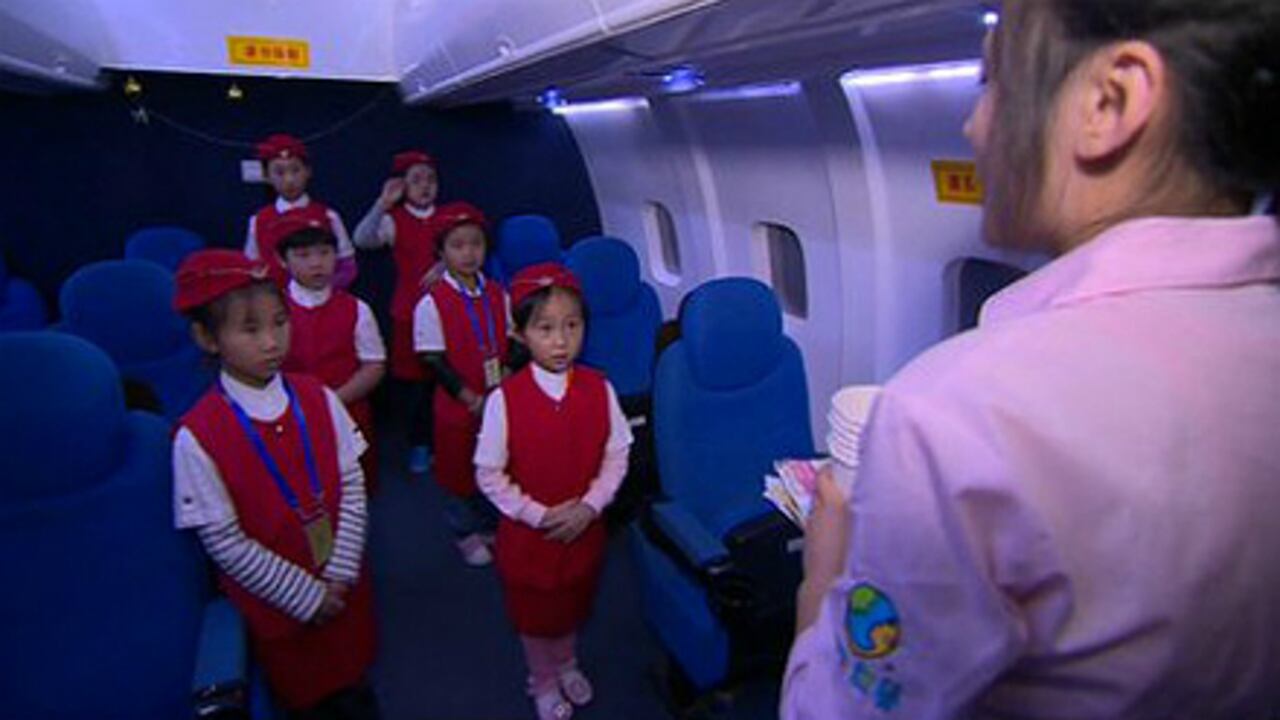China "alienta" a las niñas a ser azafatas.