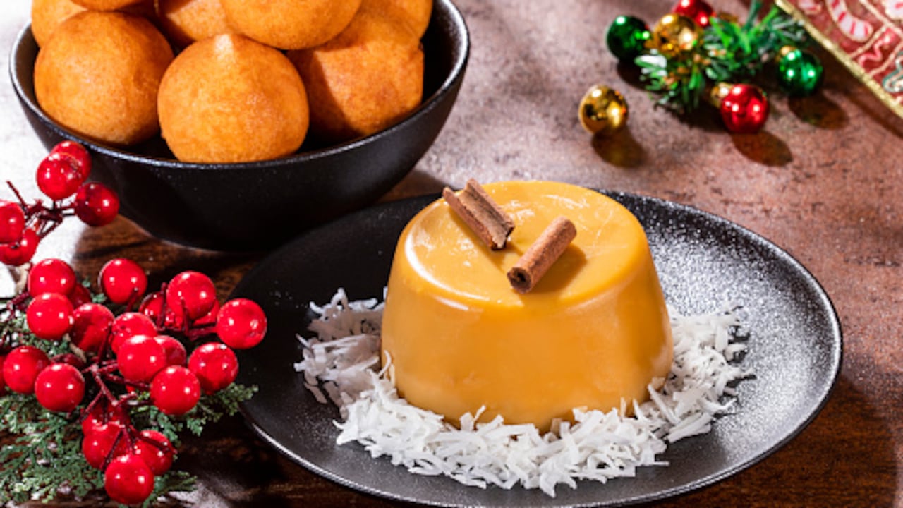 Una combinación clásica y deliciosa que no puede faltar en las mesas colombianas durante las novenas son la natilla y los buñuelos.