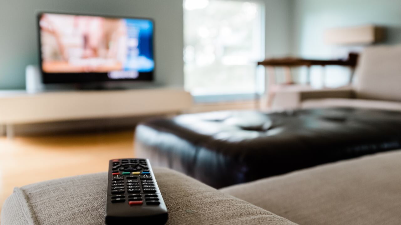 La falta de sonido en el televisor puede deberse a una falla de configuración.