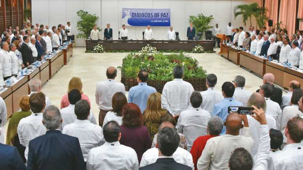 En uno de los momentos más emotivos, los colombianos presentes en la ceremonia cantaron el himno nacional.
