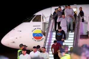 Los migrantes venezolanos deportados de Estados Unidos llegan al aeropuerto internacional Simón Bolívar en Maiquetía, Venezuela, el 10 de febrero de 2025. Venezuela envió dos aviones el 10 de febrero para traer a casi 200 inmigrantes indocumentados de regreso de Estados Unidos, diciendo que esperaba un "nuevo comienzo" en las relaciones con Washington, que no reconoce a Nicolás Maduro como el presidente legítimo. (Foto de Pedro MATTEY/AFP)