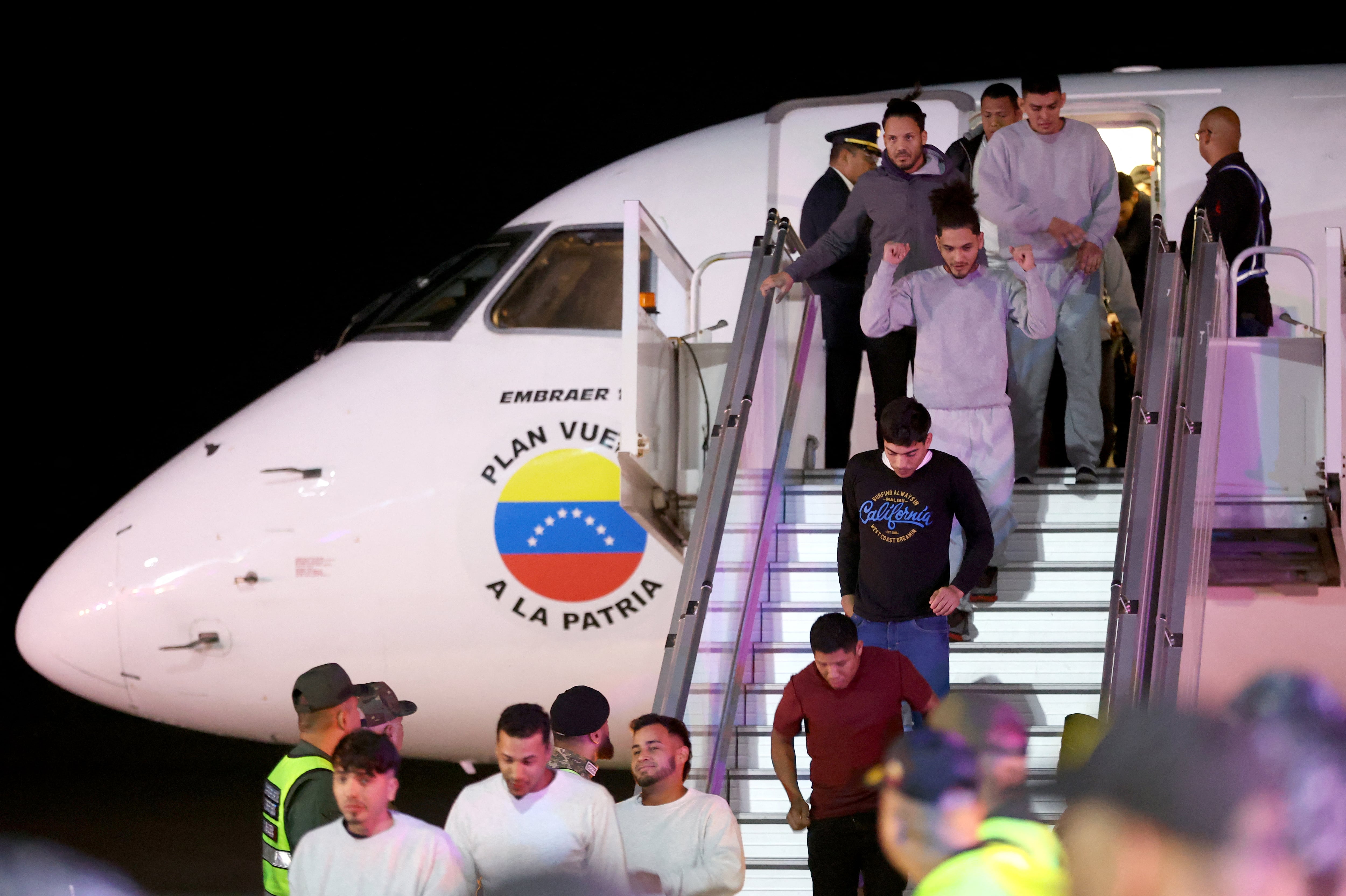 Los migrantes venezolanos deportados de Estados Unidos llegan al aeropuerto internacional Simón Bolívar en Maiquetía, Venezuela, el 10 de febrero de 2025. Venezuela envió dos aviones el 10 de febrero para traer a casi 200 inmigrantes indocumentados de regreso de Estados Unidos, diciendo que esperaba un "nuevo comienzo" en las relaciones con Washington, que no reconoce a Nicolás Maduro como el presidente legítimo. (Foto de Pedro MATTEY/AFP)