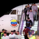 Los migrantes venezolanos deportados de Estados Unidos llegan al aeropuerto internacional Simón Bolívar en Maiquetía, Venezuela, el 10 de febrero de 2025. Venezuela envió dos aviones el 10 de febrero para traer a casi 200 inmigrantes indocumentados de regreso de Estados Unidos, diciendo que esperaba un "nuevo comienzo" en las relaciones con Washington, que no reconoce a Nicolás Maduro como el presidente legítimo. (Foto de Pedro MATTEY/AFP)