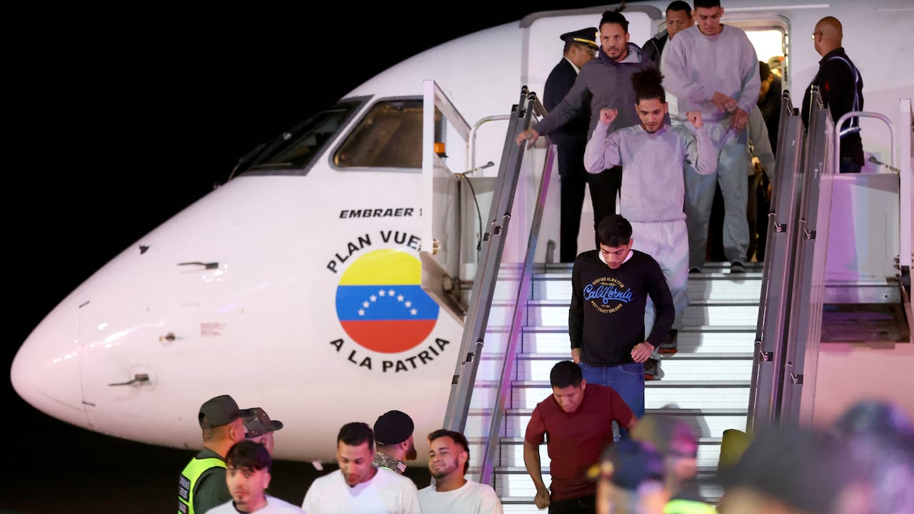 Los migrantes venezolanos deportados de Estados Unidos llegan al aeropuerto internacional Simón Bolívar en Maiquetía, Venezuela.