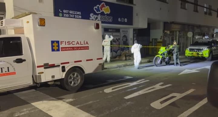 El agresor está siendo buscado por las autoridades.