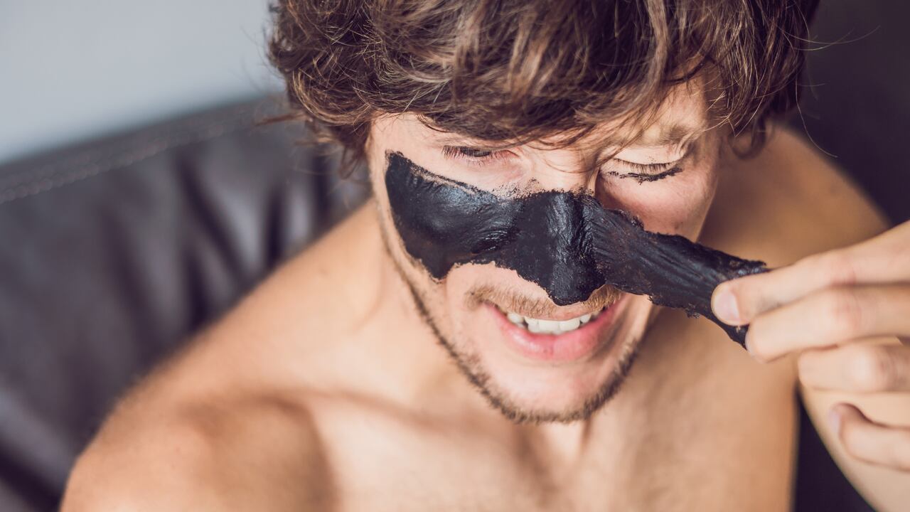 El carbón activado puede ayudar a eliminar las micropartículas como el polvo, tierra, químicos, toxinas o algunas bacterias de la superficie de la piel.