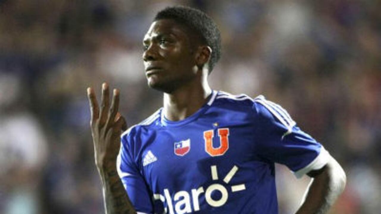 El jugador de Universidad de Chile, Junior Fernández celebra una anotación ante Godoy Cruz.