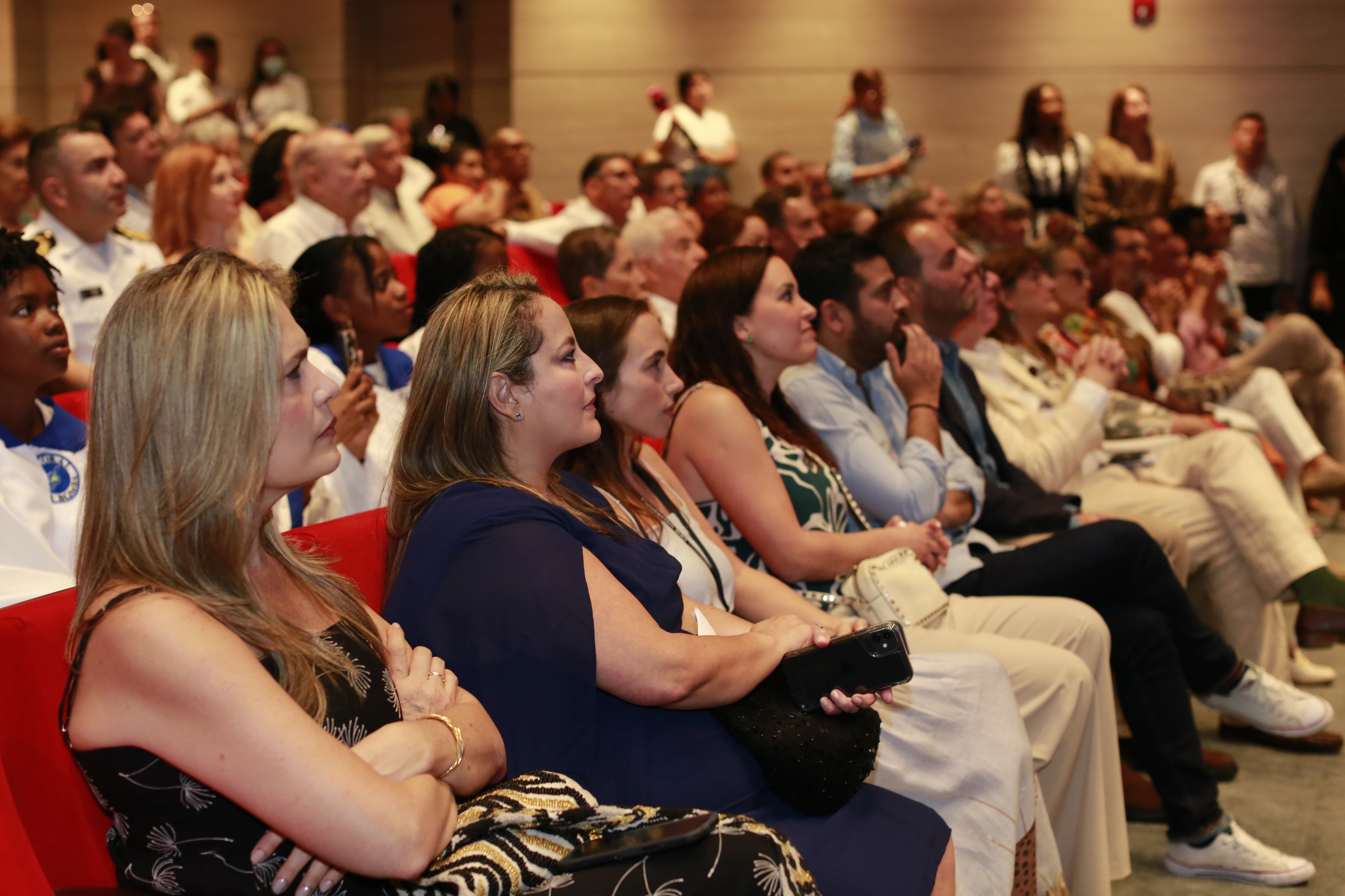 Empezó a hacer un registro de Colombia en todos los territorios. Era increíble cómo tenía acceso a todas las comunidades porque se ganó un respeto y un reconocimiento muy profundo.