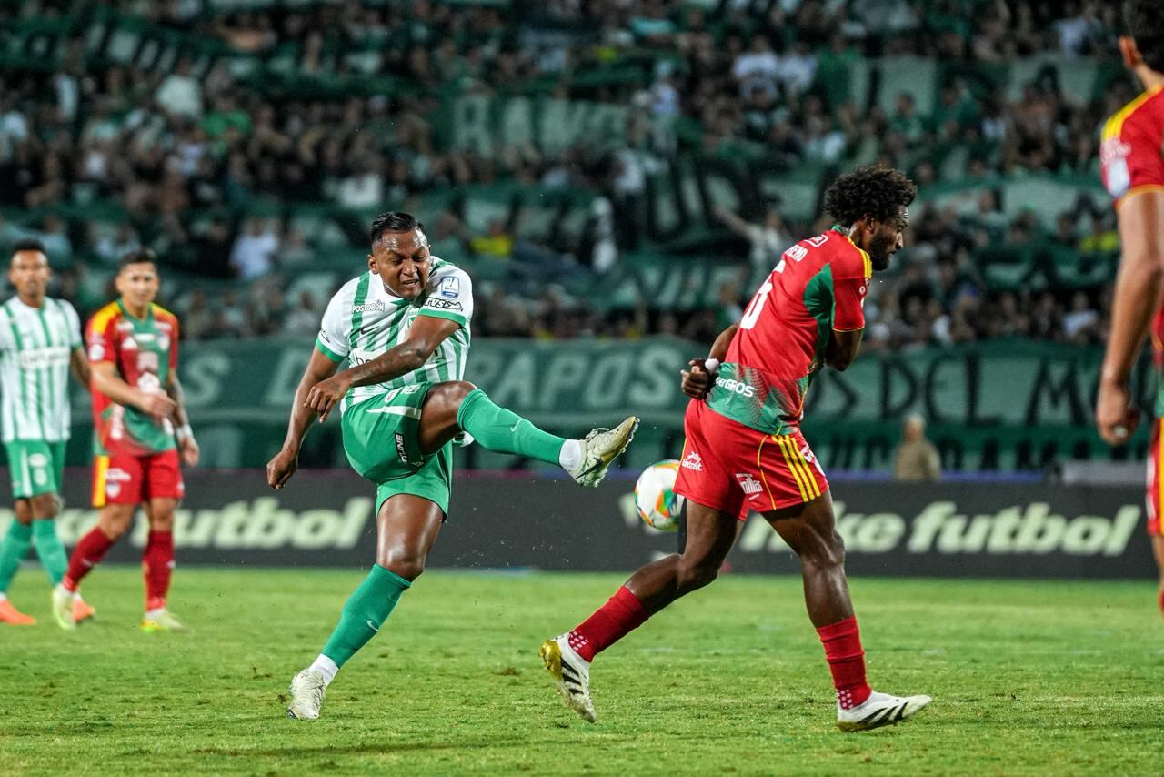Alfredo Morelos remata al arco en el partido de Atlético Nacional vs. Junior de Barranquilla