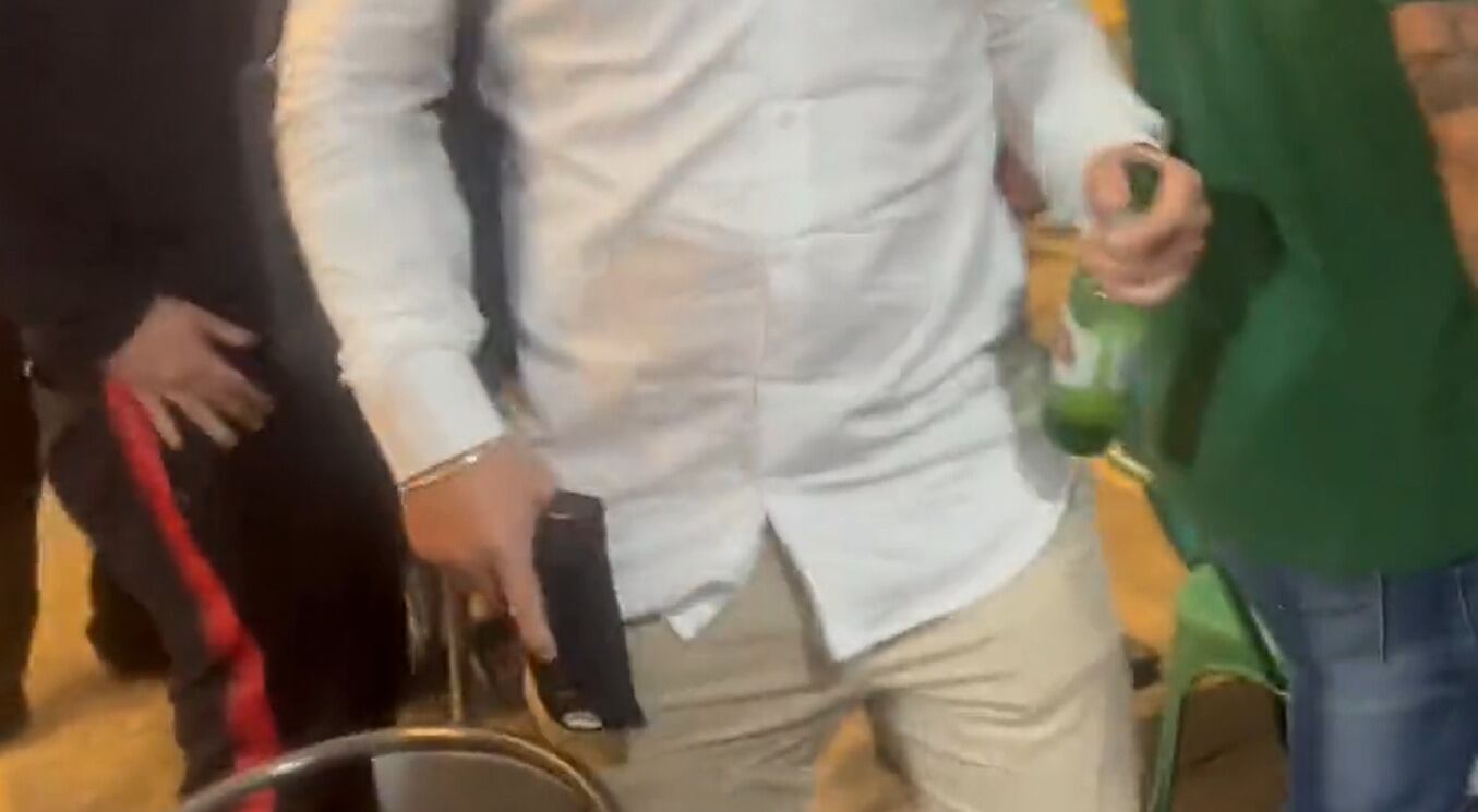 Un hombre con una pistola en la mano durante una riña en Medellín.