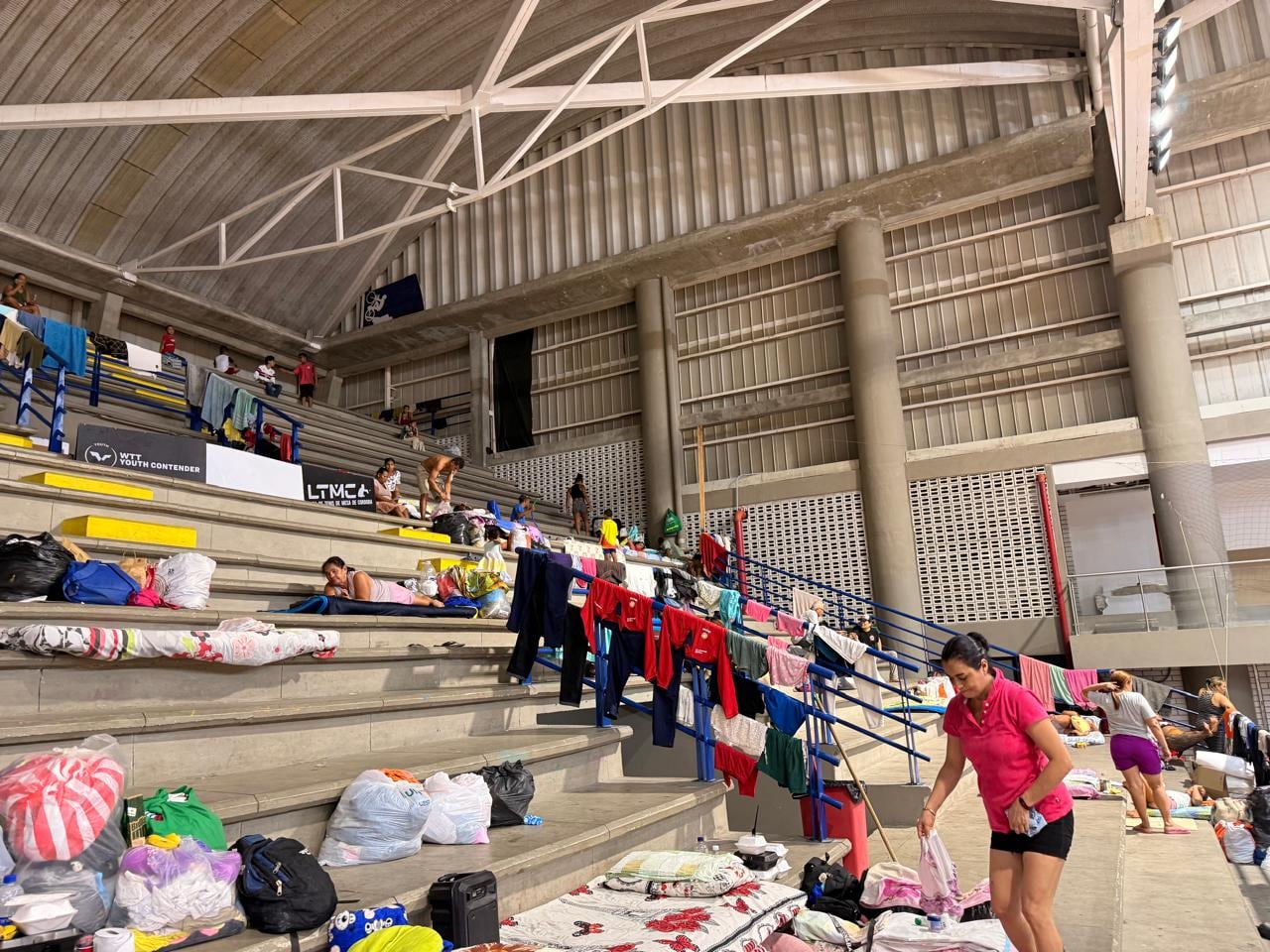 Más de mil familias habitan este coliseo de manera temporal.