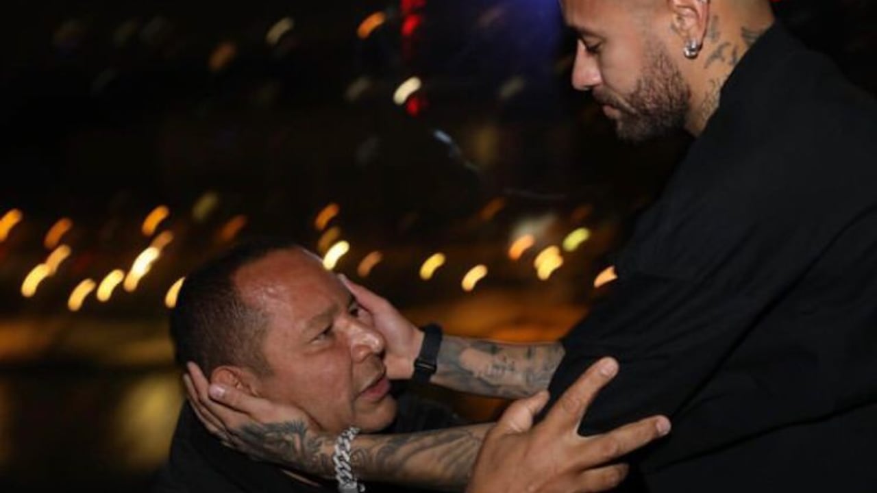 El padre de Neymar maneja la carrera deportiva de su hijo.