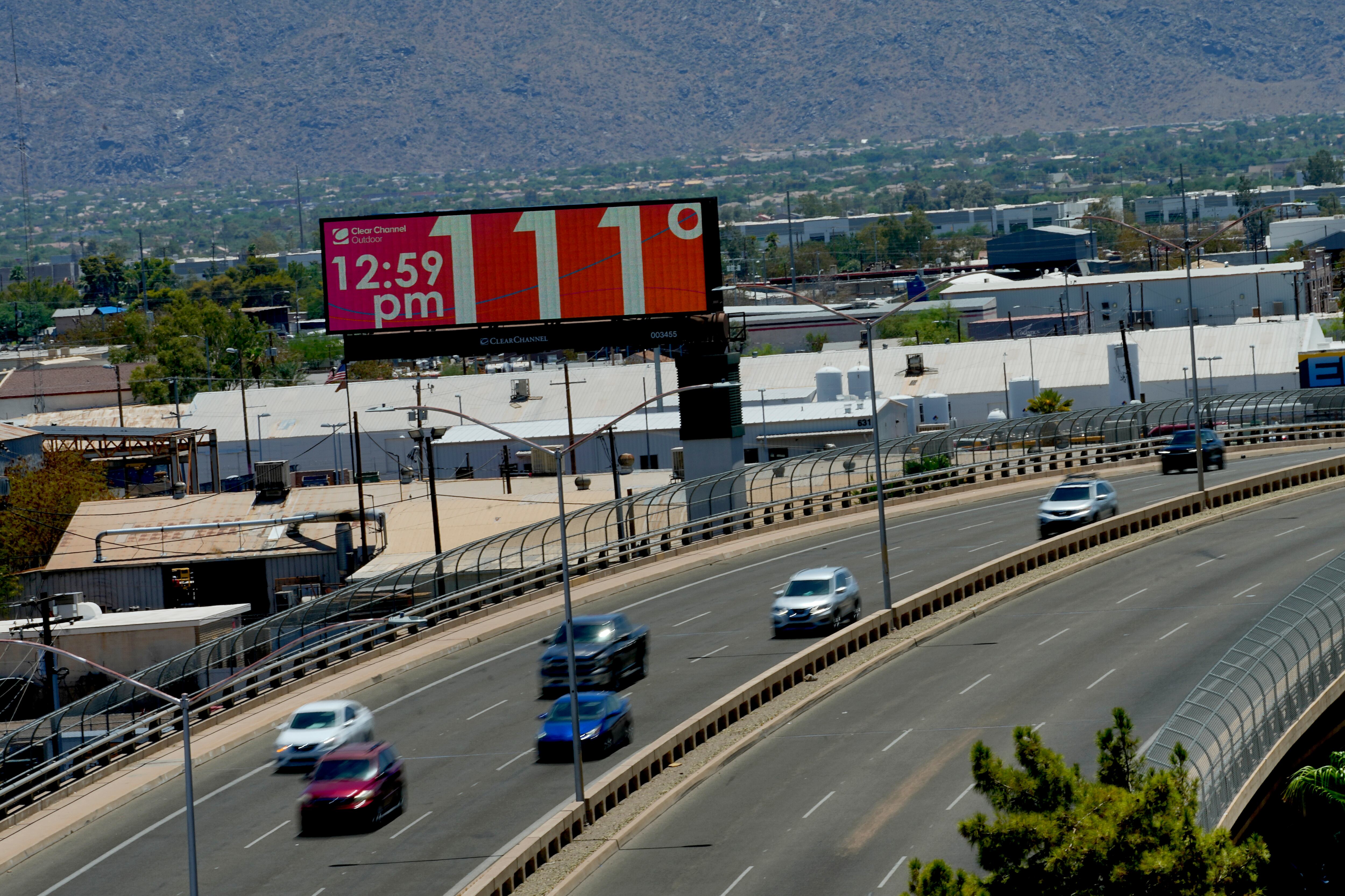 Una cartelera digital muestra una temperatura no oficial, el lunes 17 de julio de 2023, en el centro de Phoenix.