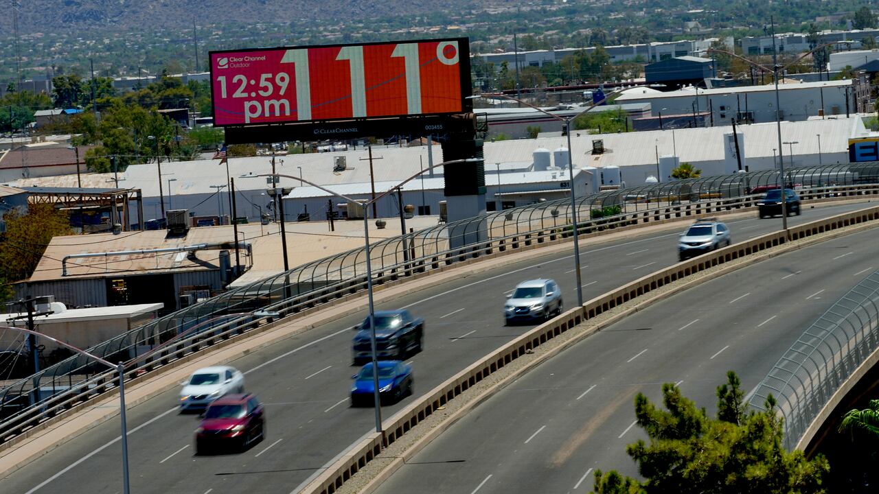 Una cartelera digital muestra una temperatura no oficial, el lunes 17 de julio de 2023, en el centro de Phoenix.