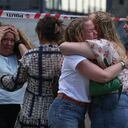 Más de un centenar de personas corrió hacia el exterior del centro comercial cuando se escucharon los primeros disparos, según las fotografías difundidas tras el incidente.
