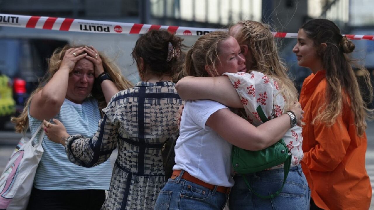 Más de un centenar de personas corrió hacia el exterior del centro comercial cuando se escucharon los primeros disparos, según las fotografías difundidas tras el incidente.