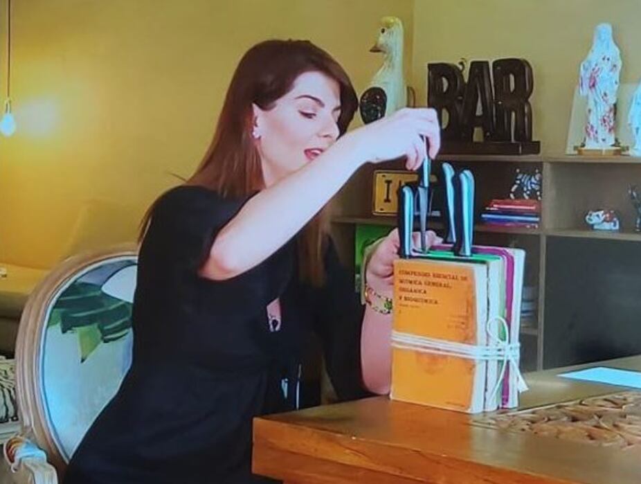 Carolina Cruz fue duramente criticada por usar libros como portacuchillos.