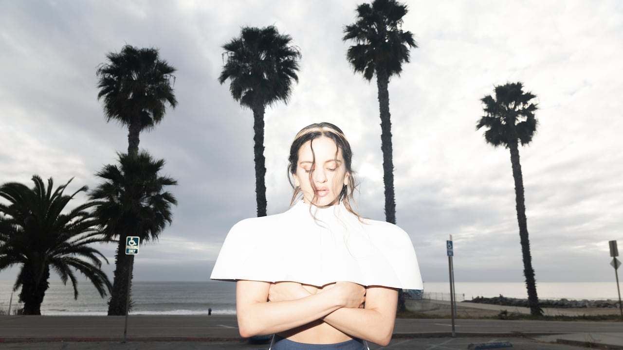 ROSALÍA lanza su nuevo álbum LUX, un audaz proyecto orquestal que reafirma su liderazgo en el pop global