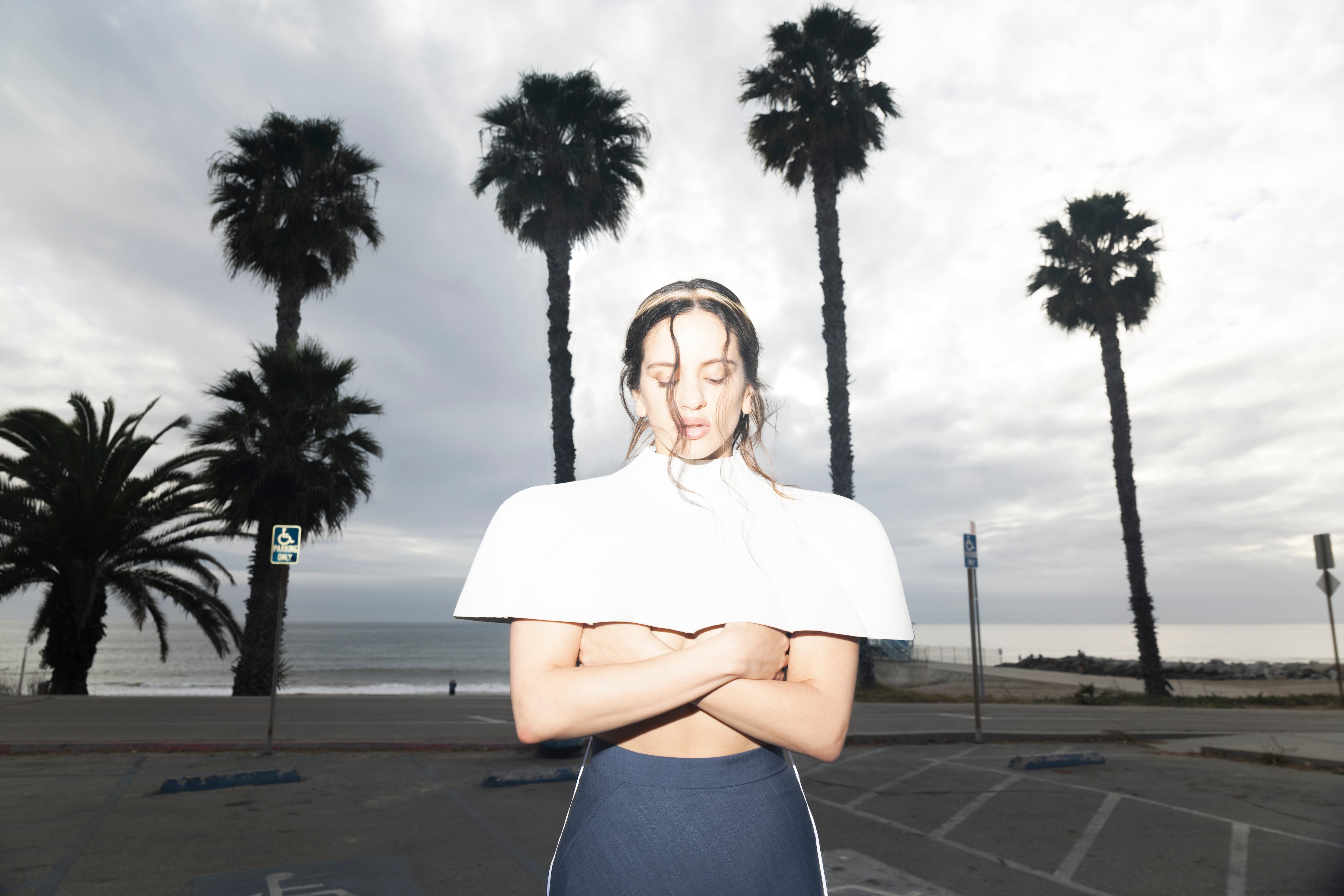 ROSALÍA lanza su nuevo álbum LUX, un audaz proyecto orquestal que reafirma su liderazgo en el pop global