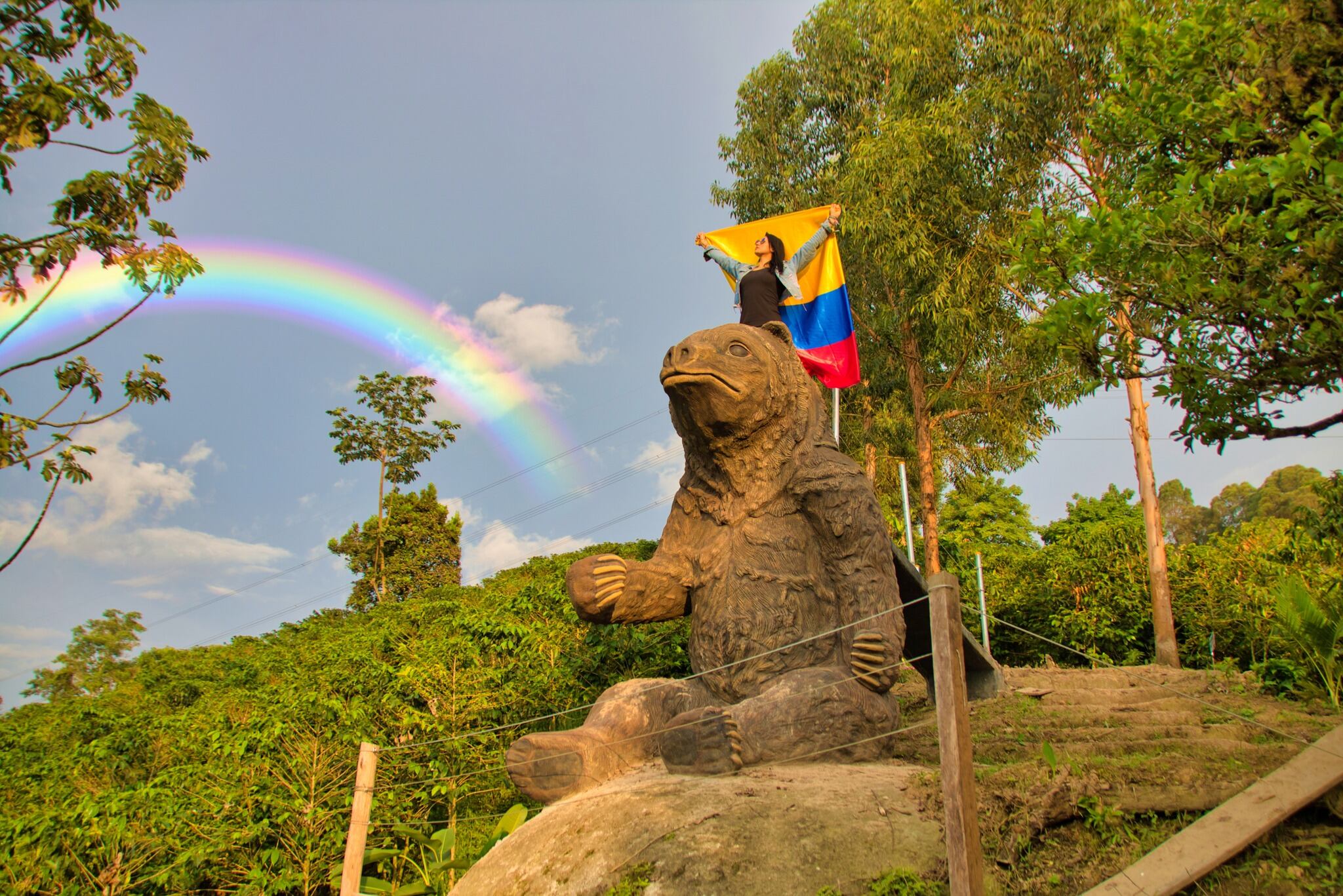 Oso de anteojos tallado en piedra.