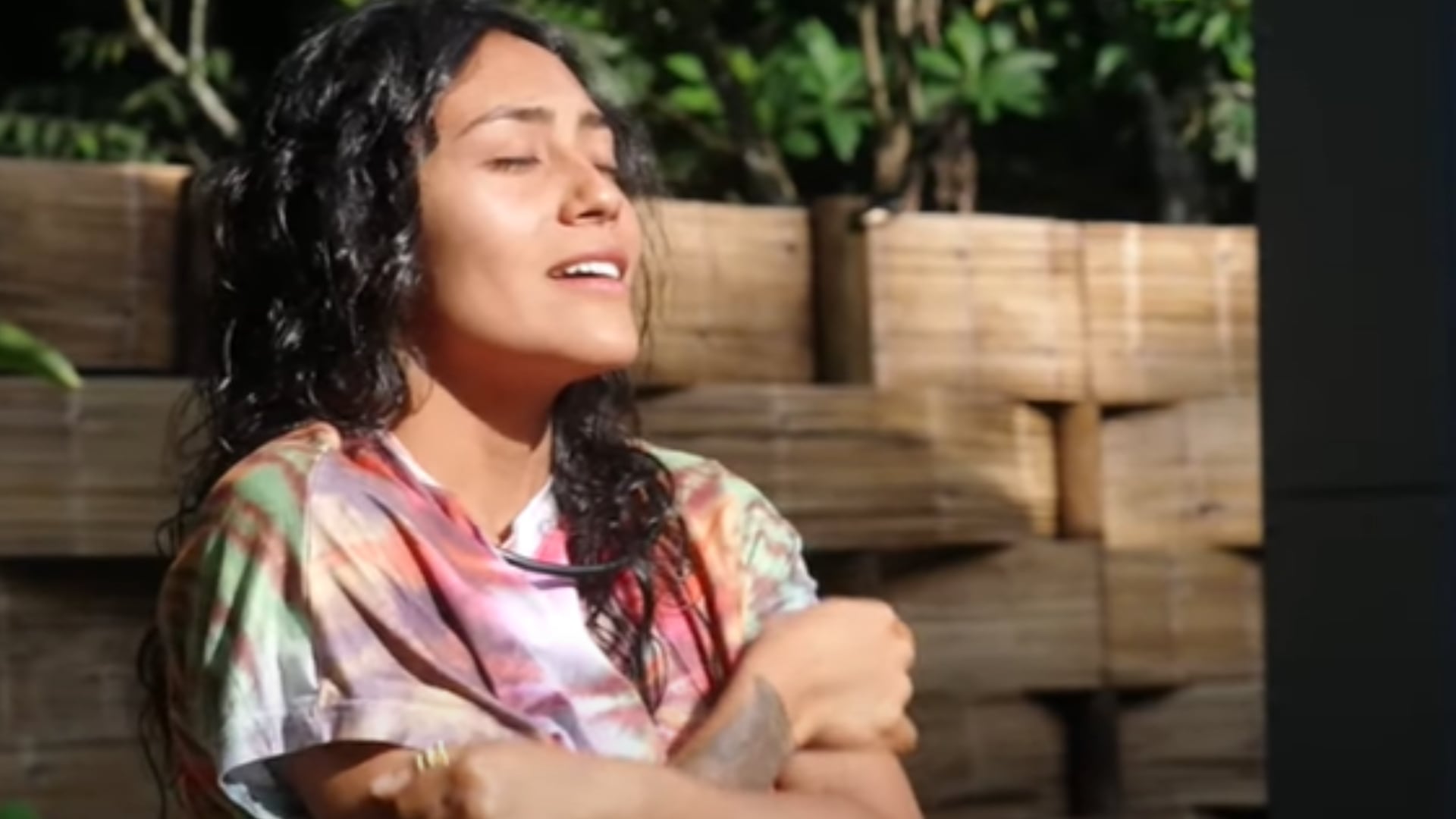 Gema, participante de "El Desafío: The Box", agradeciéndole al sol.