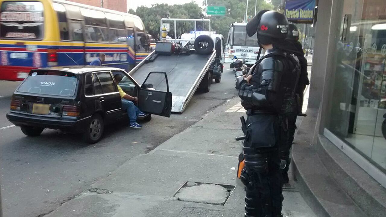 Uno de los operativo de control al transporte informal en la Cra.80, en Medellín.
