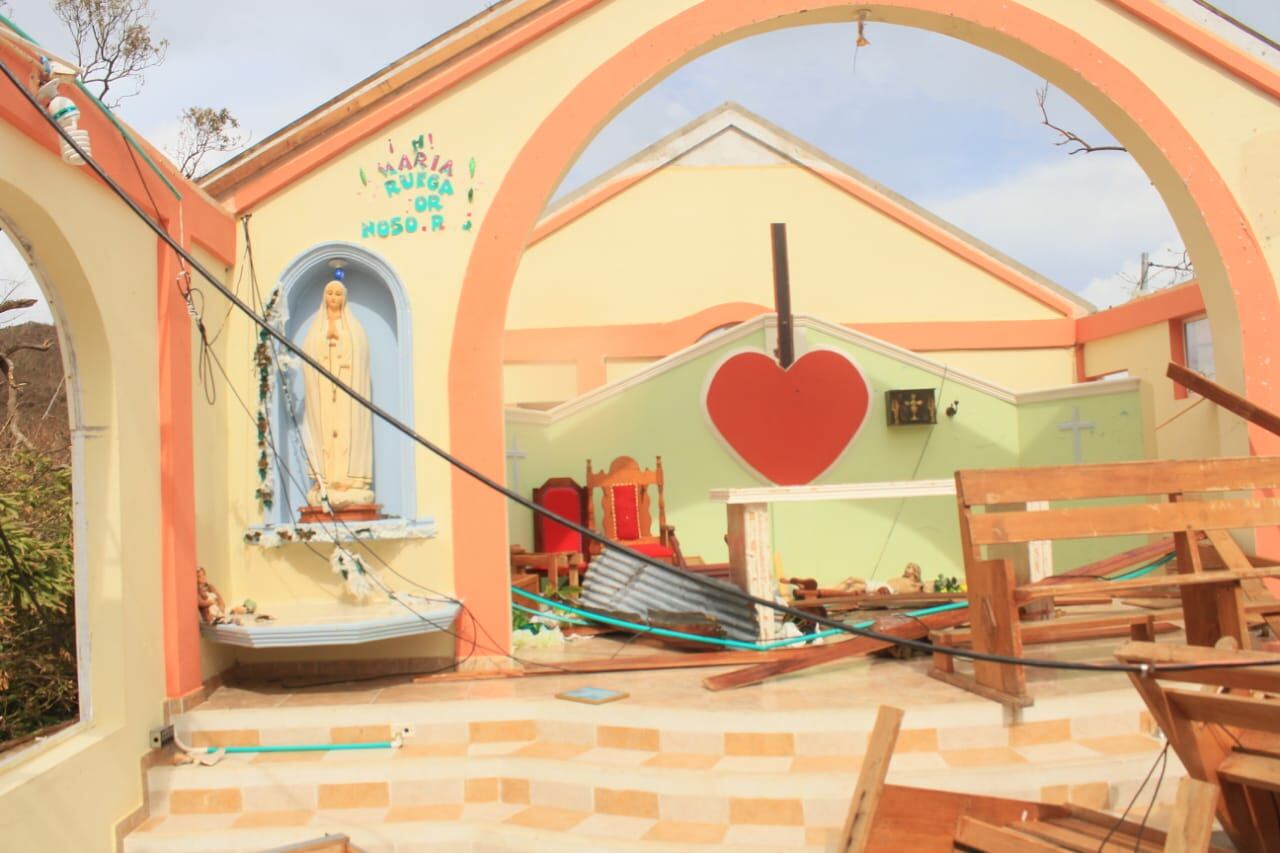 Luego del paso del huracán Iota, la iglesia de la isla Santa Catalina en partes, con las bancas rotas, varios escombros dentro y sin techo.