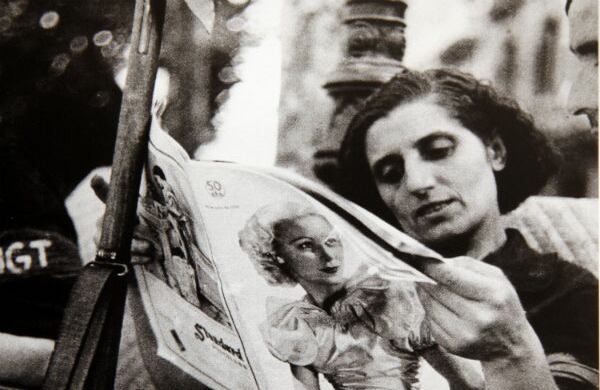 Barcelona, agosto de 1936. El primer frente de guerra que Capa cubrió fue la guerra civil española y lo hizo desde las trincheras de los republicanos. Pero también retrató los aspectos de la vida de los combatientes fuera de la agitación de las batallas.