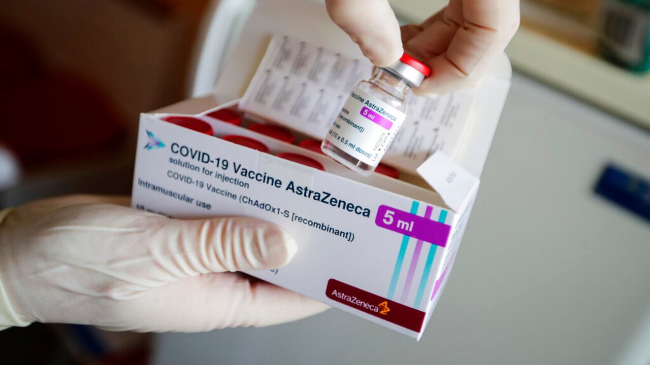 Sigue batalla entre la UE y AstraZeneca: acusan a la compañía de “violación flagrante” del contrato