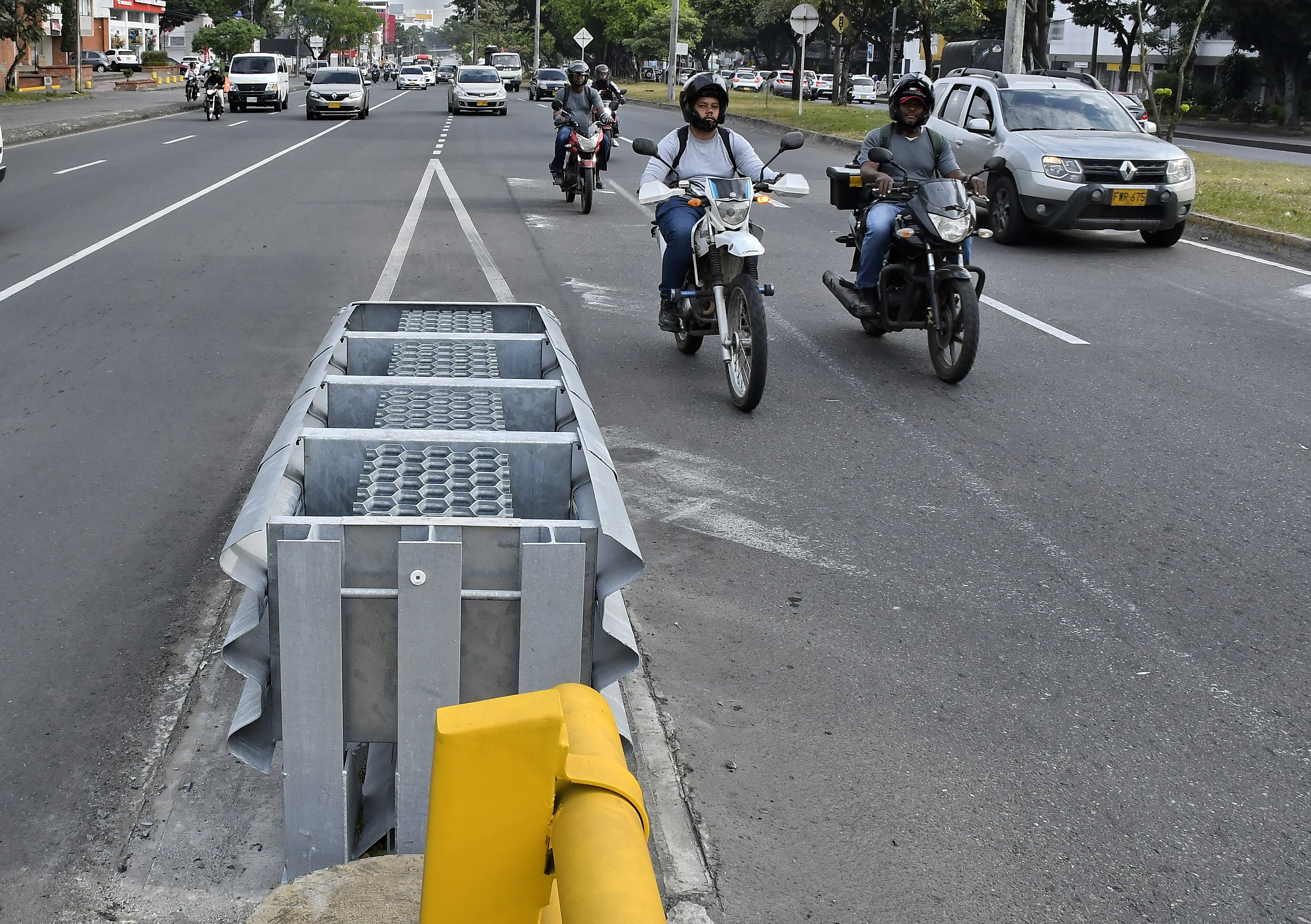 Cali avanza en la recuperación de la seguridad vial: Secretaría de Movilidad instala amortiguadores de impacto y terminales atenuadores en puentes vehiculares, Estos dispositivos protectores se han instalado en la Calle 10 con Carrera 56, Calle 10 con Carrera 70, Calle 25 con Carrera 100 y Calle 25 con Carrera 122, puntos estratégicos donde existen bifurcación o división en la vía y en la que se pueden presentar excesos de velocidad o de maniobras peligrosas.
 Fotos Raúl Palacios / El País.