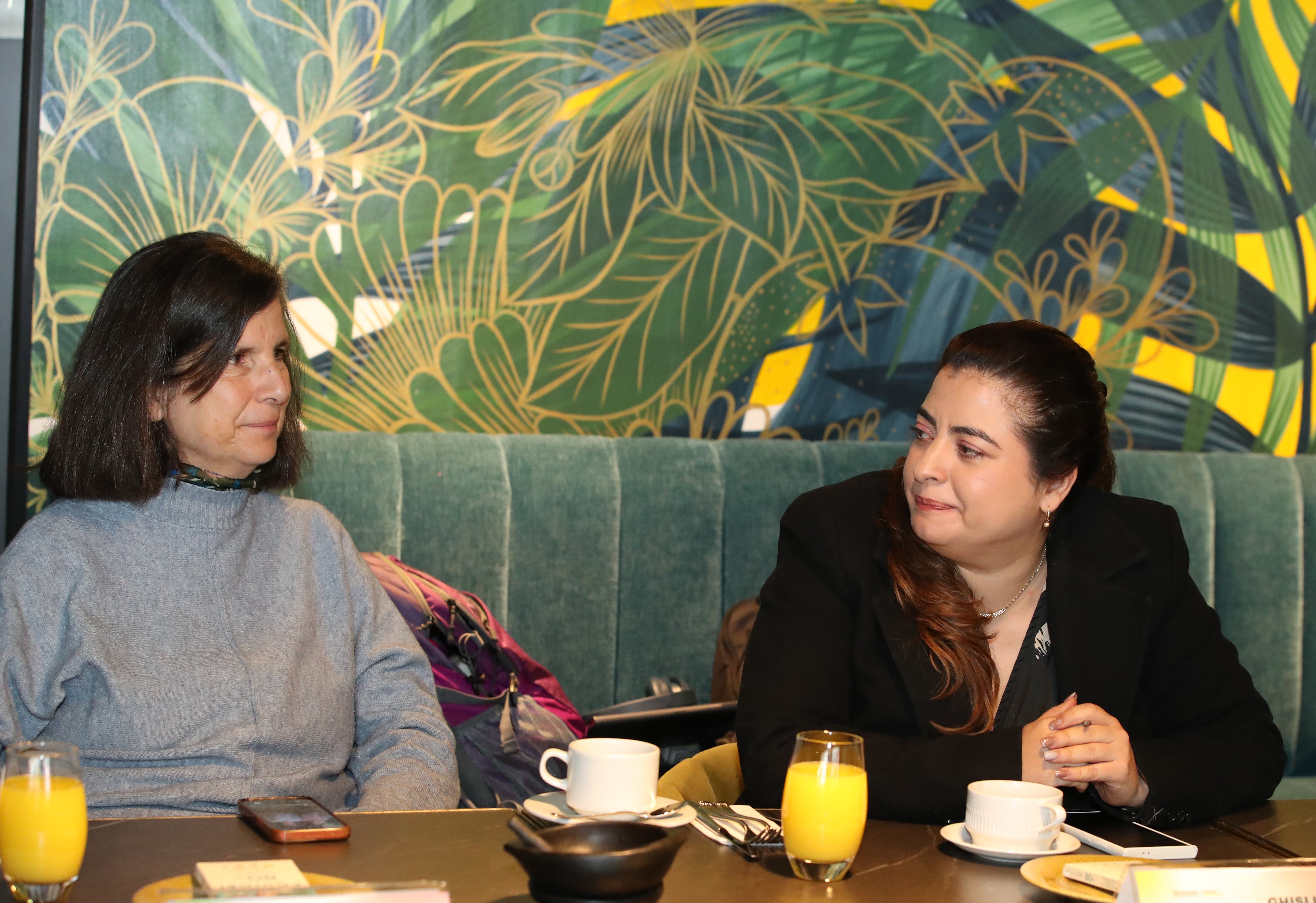 De izquierda a derecha:  Claudia Martínez, directora de E3 — Ecología, Economía y Ética y coordinadora de la Coalición para la Transformación de los Sistemas Alimentarios (FOLU) y Ghislaine Echeverry, directora del Instituto de Hidrología, Meteorología y Estudios Ambientales (IDEAM).