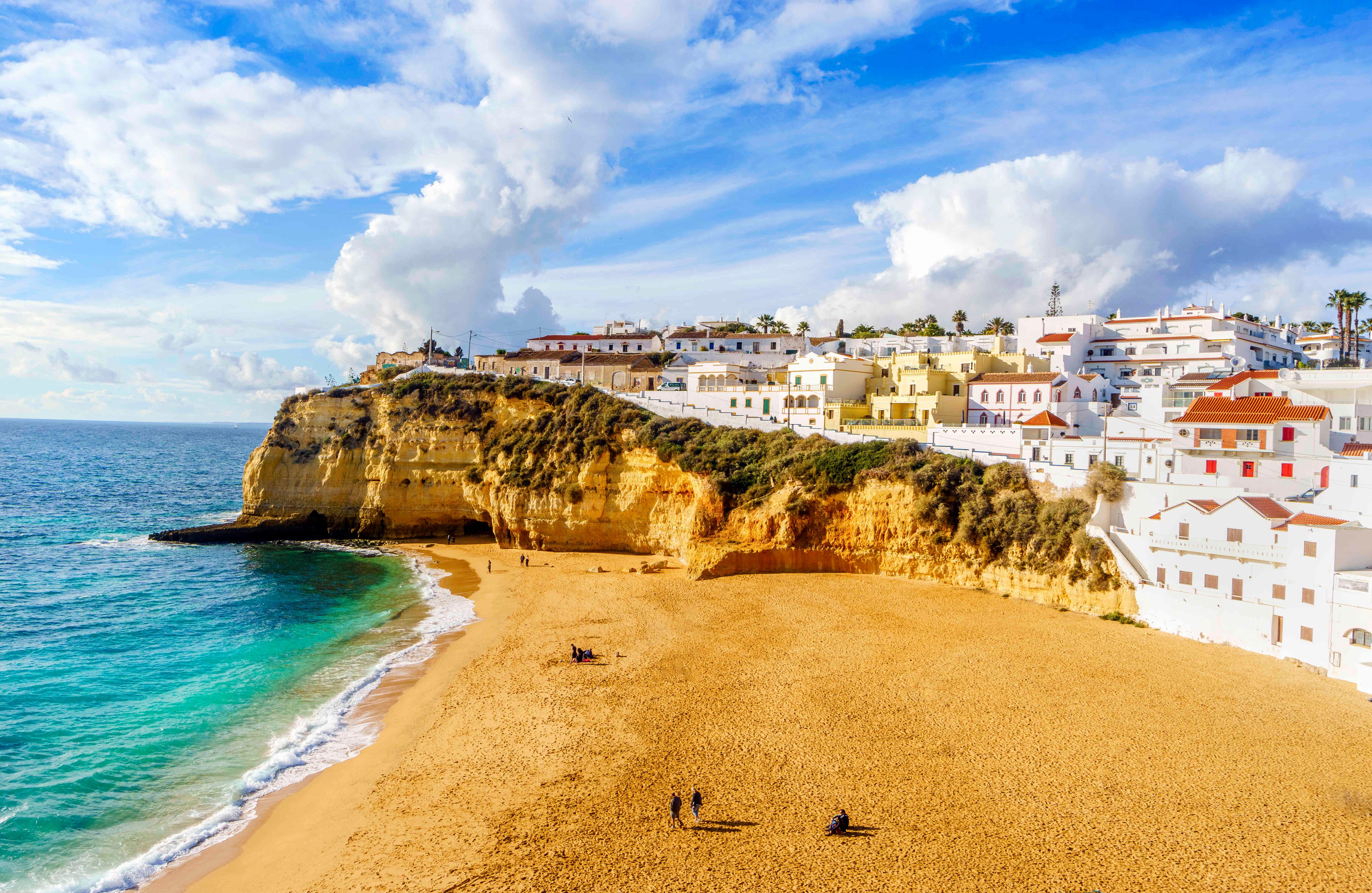 El Algarve, Portugal: Esta es la región más meridional del país y se ha hecho famosa por ostentar 240 kilómetros de costa, distribuidas en aproximadamente 69 playas, y por su clima cálido, pero apacible. El fuerte de la zona son las actividades al aire libre, que incluyen golf, deportes acuáticos y senderismo. Aunque ofrece planes de todo tipo, es particularmente ideal para personas de la tercera edad por la tranquilidad de su comunidad local.