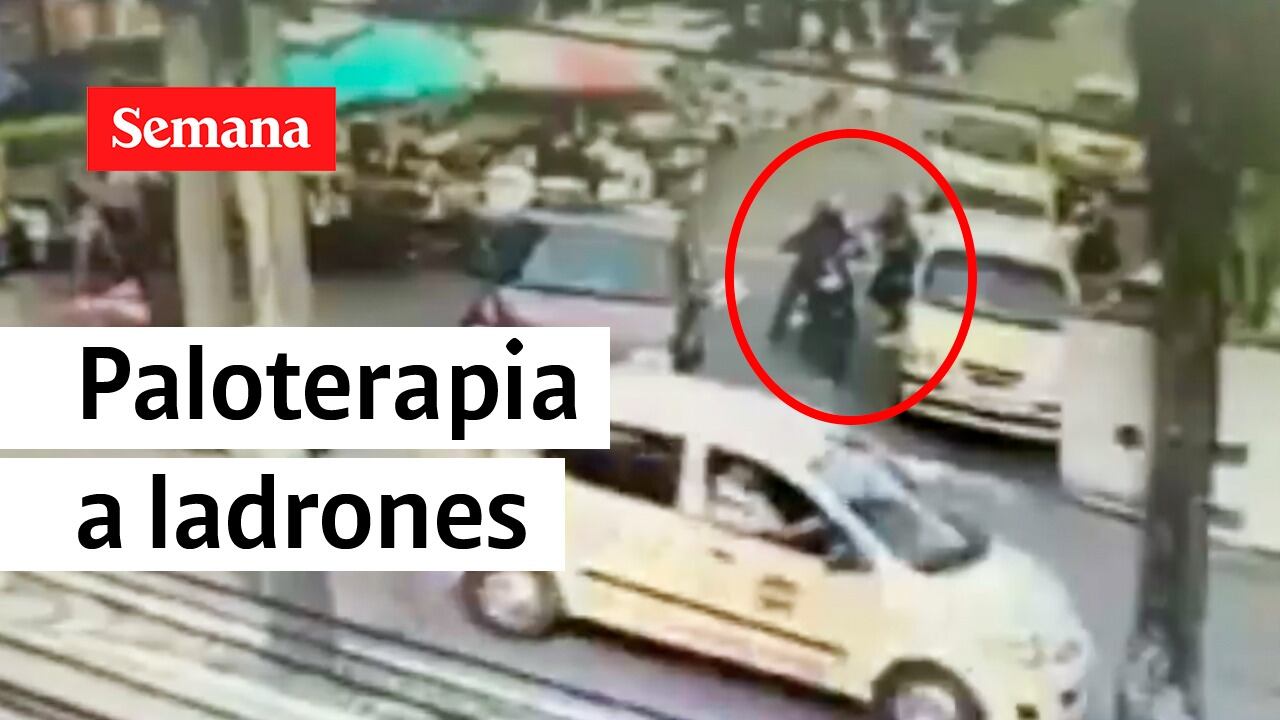 Una de las motocicletas fue incinerada por la comunidad.