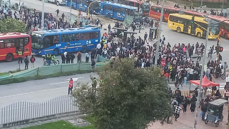 La capital enfrenta múltiples afectaciones al transporte desde antes de las 7:00 a. m., mientras las autoridades refuerzan el control.