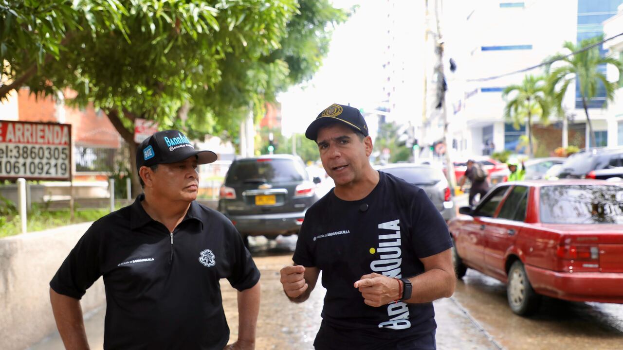 Alcalde Char por donde pasa el arroyo de la calle 85, en Barranquilla.