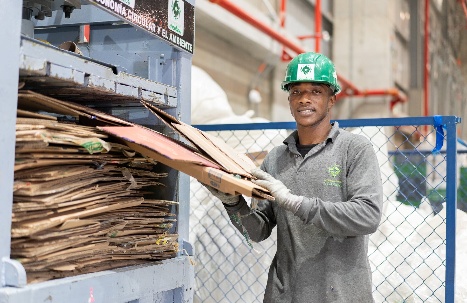 En el eje planeta, la compañía se enfoca en la adopción de economía circular, lo que implica repensar los procesos operativos con énfasis en la reducción, reutilización y reciclaje de residuos sólidos.