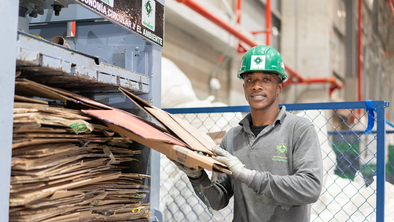 En el eje planeta, la compañía se enfoca en la adopción de economía circular, lo que implica repensar los procesos operativos con énfasis en la reducción, reutilización y reciclaje de residuos sólidos.