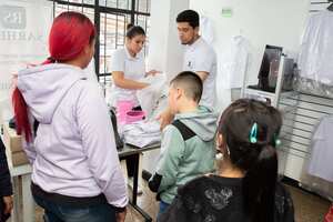 Estudiantes víctimas del conflicto armado pueden redimir el bono en prendas escolares.