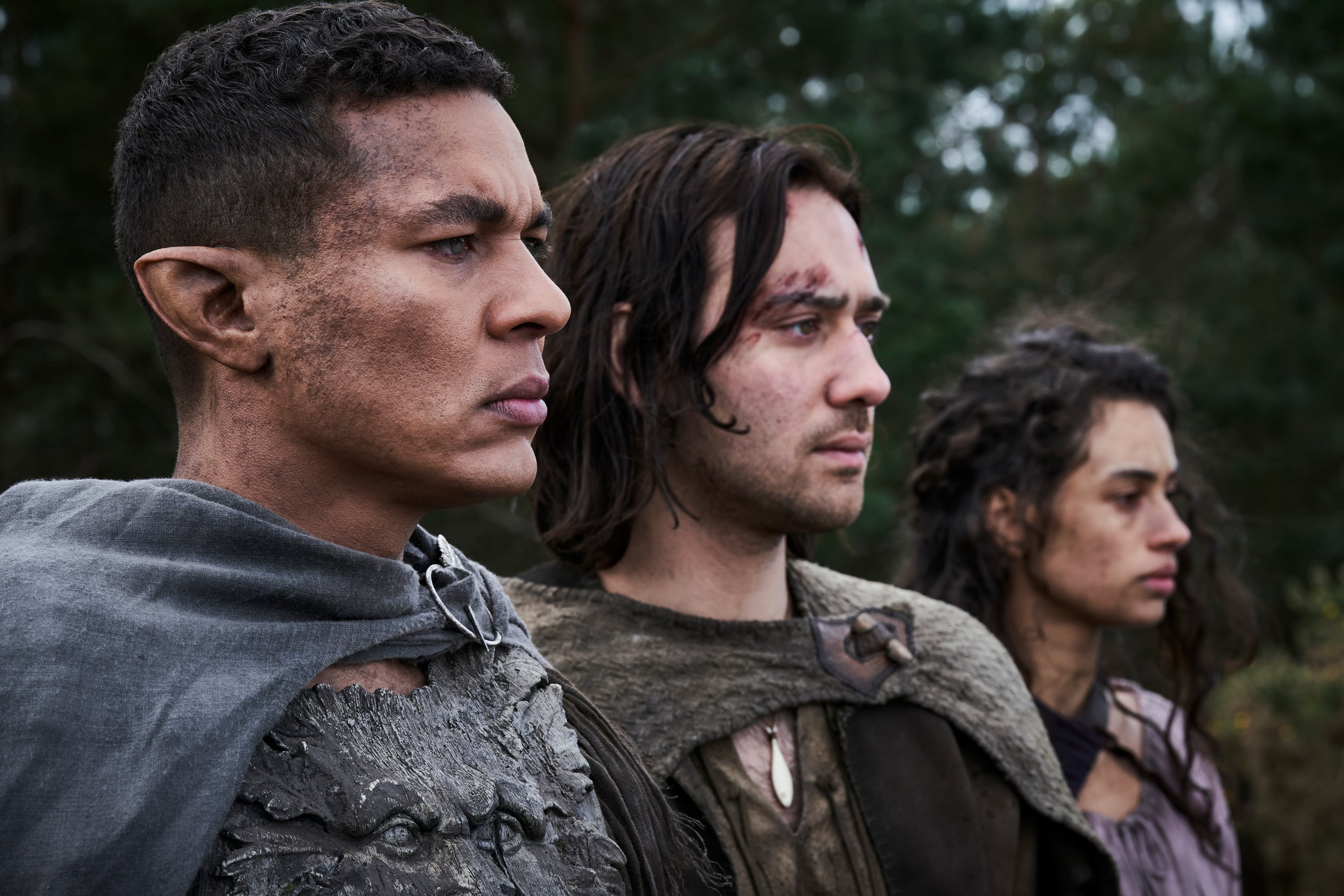 Ismael Cruz Córdova es Arondir; Maxim Baldry es Isildur y Nia Towle es Estrid en 'El Señor de los Anillos: Los Anillos de Poder', segunda temporada.