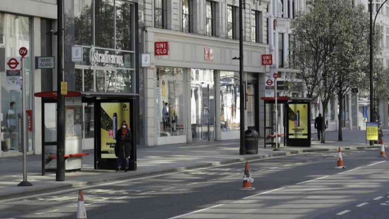 Coronavirus Londres elevó su nivel de alerta y prohibirá las reuniones sociales