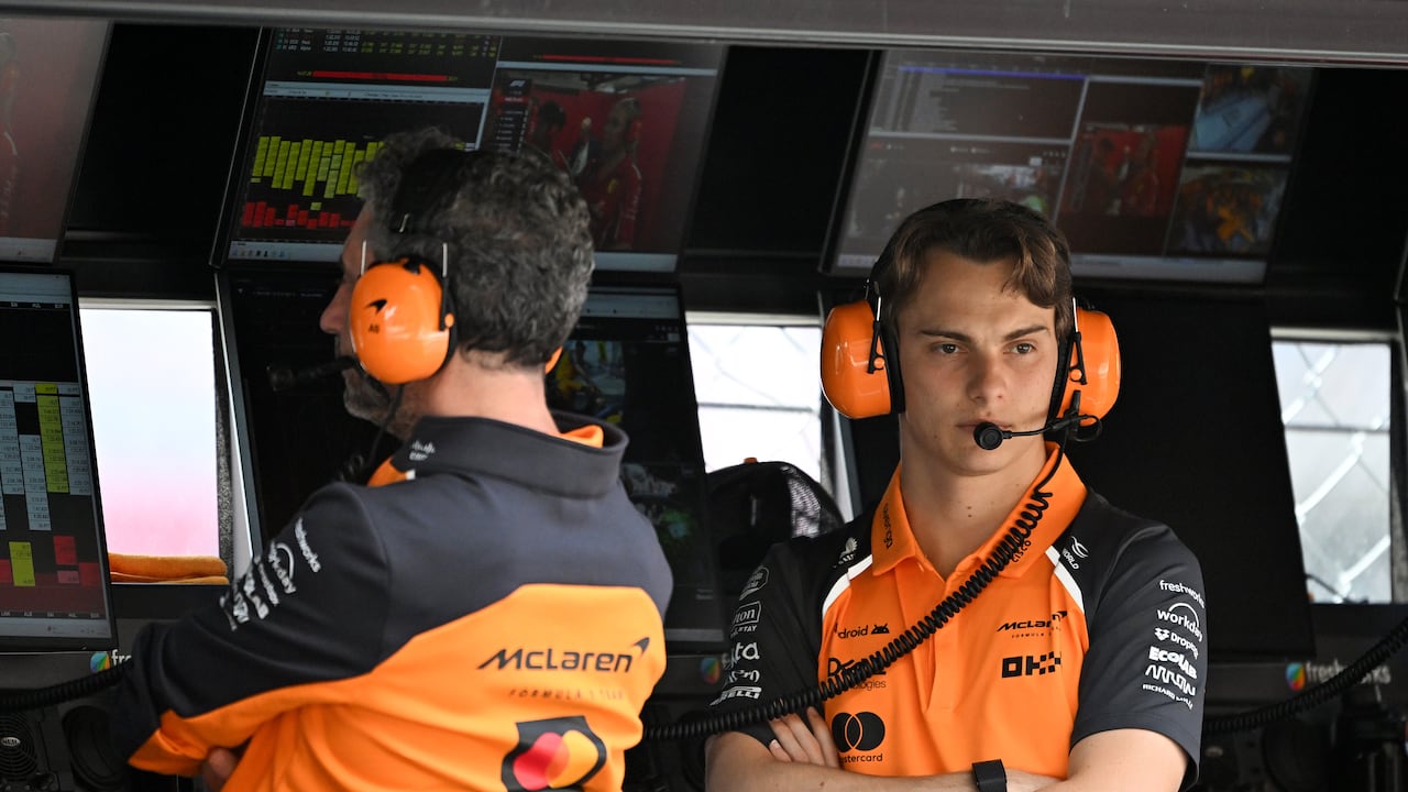 Andrea Stella, director del equipo McLaren, y Oscar Piastri.
