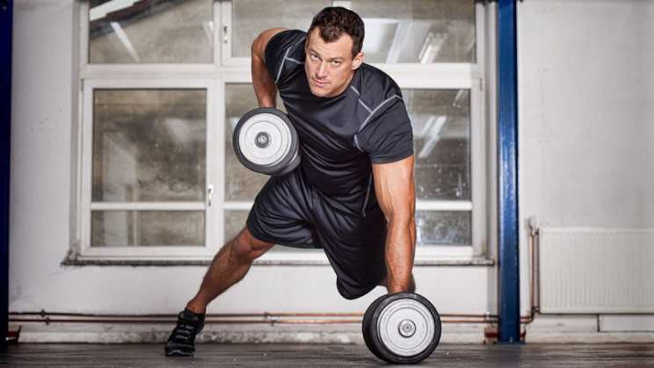 Hombre haciendo ejercicio con peso.