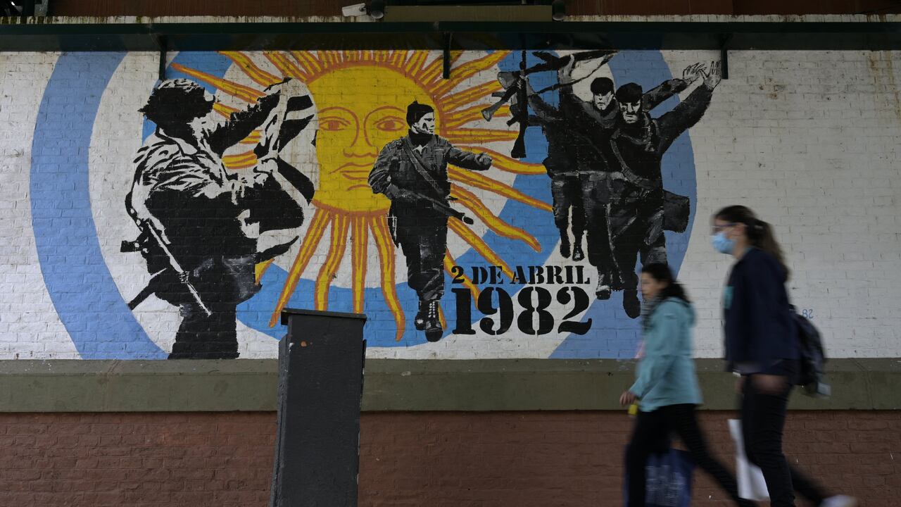 Grafiti en conmemoración al inicio de la Guerra de las Malvinas en Buenos Aires.