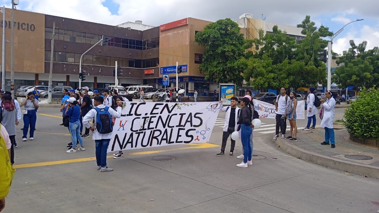 Imagen de la manifestación de jóvenes estudiantes de la universidad del Atlántico en Barranquilla