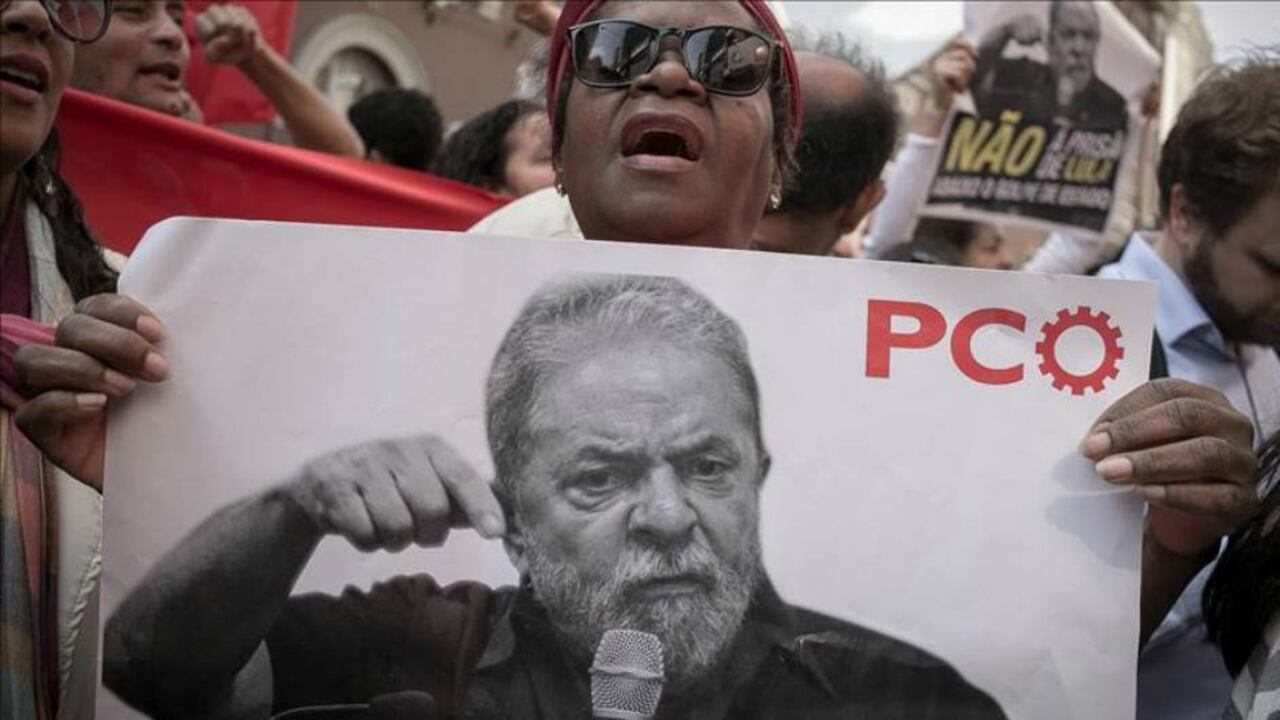 Cientos de personas asistieron a una manifestación en apoyo al expresidente brasileño Luiz Inácio Lula da Silva en Sao Paulo, Brasil.
