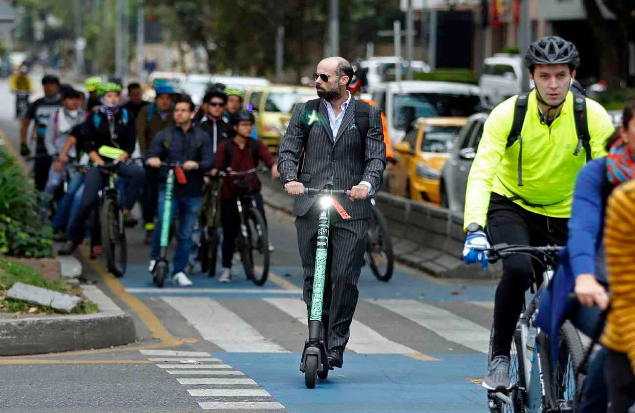 Ciclistas sobre la carrera 11. FOTO: León Darío Peláez. SEMANA