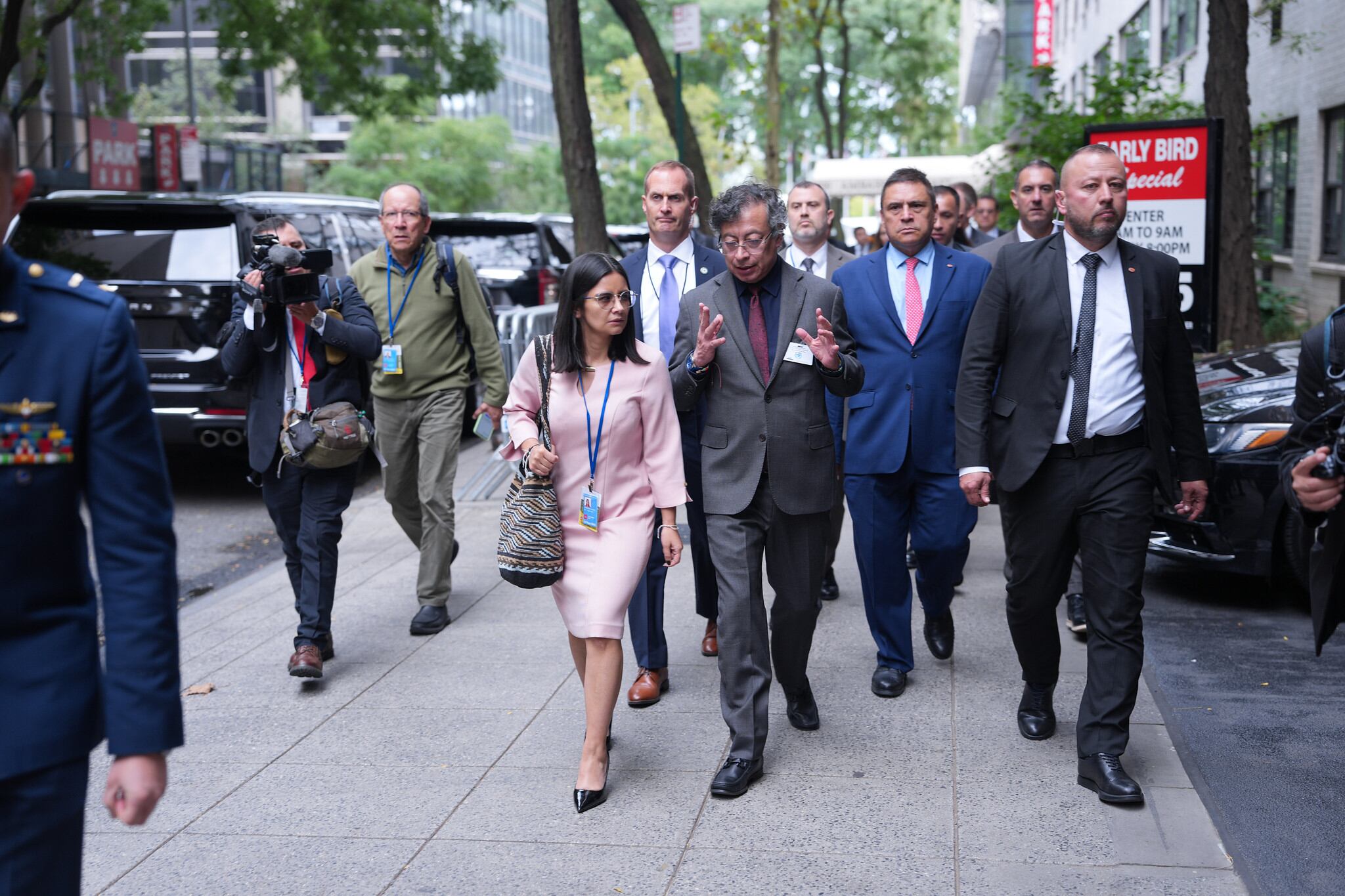 El presidente, Gustavo Petro, caminando por las calles de Nueva York (Estados Unidos), el 22 de septiembre de 2025. Lo acompañó Angie Rodríguez, directora del Departamento Administrativo de la Presidencia (Dapre), además de su esquema de seguridad