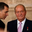 ARCHIVO - En esta foto de archivo del 18 de junio de 2014, el príncipe heredero Felipe habla con el rey de España, Juan Carlos, quien acaba de firmar la ley de abdicación en el palacio real en Madrid, España. Una firma de abogados que representa a Juan Carlos dice que el exmonarca español ha pagado casi 4,4 millones de euros (5,4 millones de dólares) a las autoridades impositivas en su intento más reciente de regularizar su situación. (AP Foto/Daniel Ochoa de Olza)