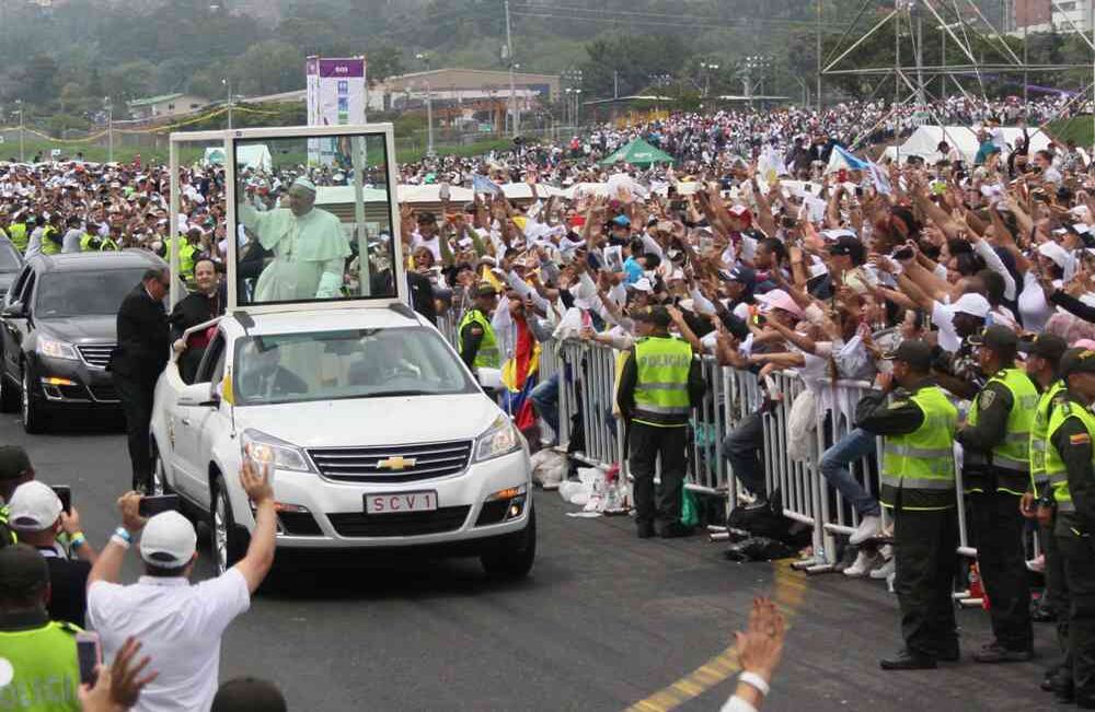 Papa Francisco saludó a los fieles. Foto:  Pablo Andrés Monsalve//SEMANA.