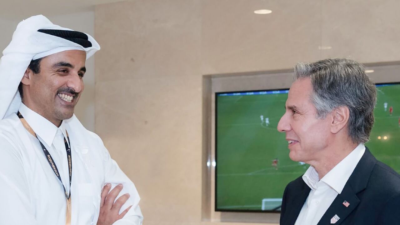 El secretario de Estado de Estados Unidos, Antony Blinken (D) en su visita a Qatar en medio del partido Estados Unidos vs. Gales